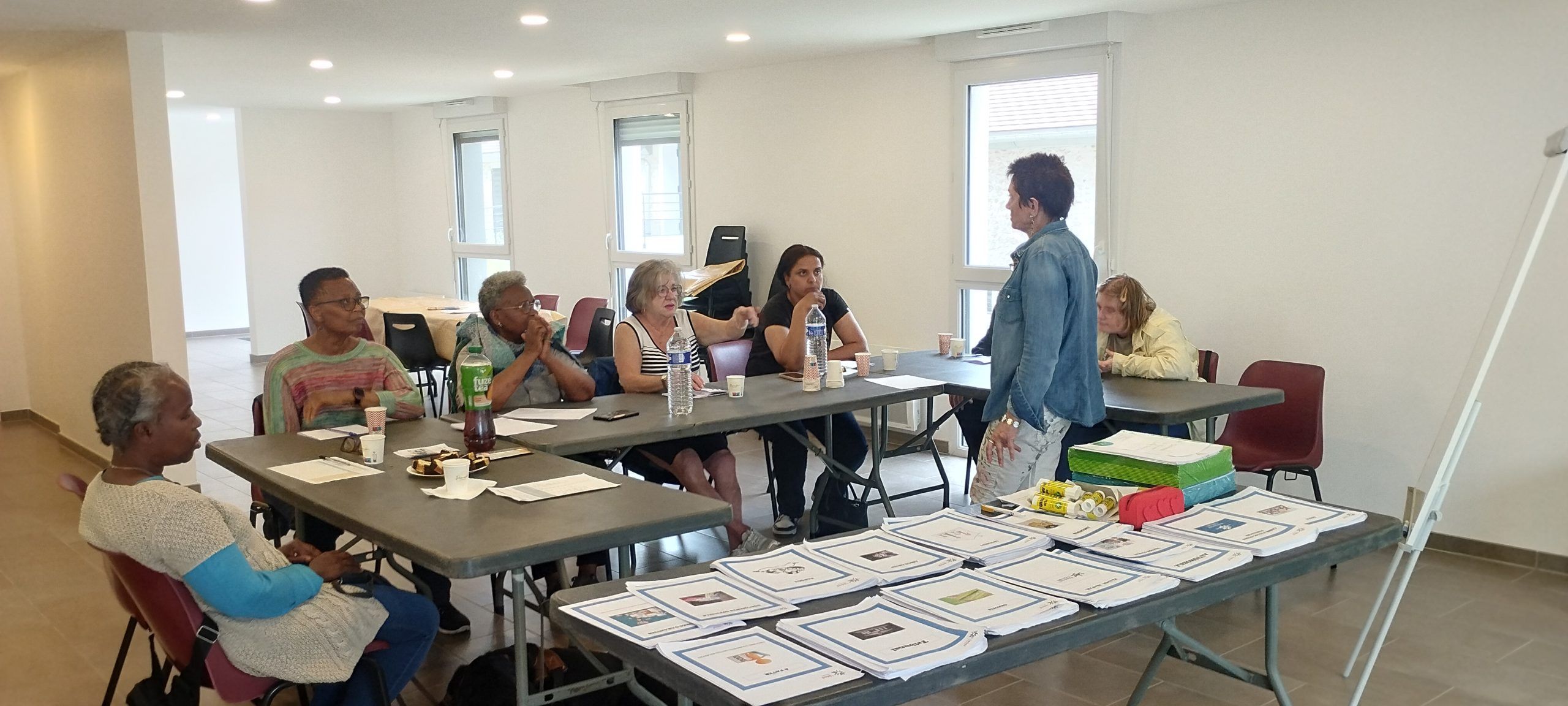 L'Udaf de l'Essonne anime un atelier collectif ＂classement de papiers＂ avec l'épicerie sociale Siloe