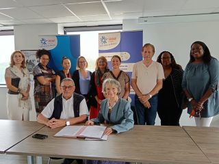 Photo des équipes de l'Udaf et de l'UDCCAS lors de la signature de la convention.